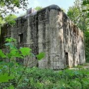 Un des bunkers de Pignerolle valorisé par le Mémorial des bunkers de Pignerolle à Saint-Barthélémy-d'Anjou près d'Angers.